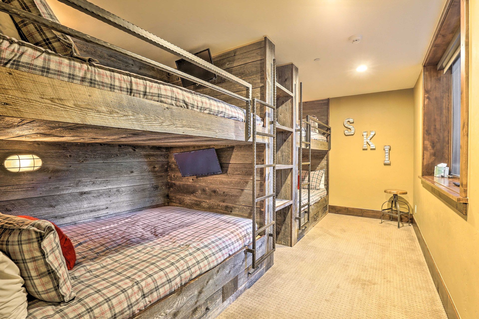 CM2 Bedroom 6 Bunk Room (Queens)
